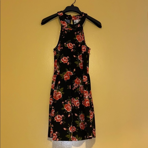 🚫SOLD🚫Black floral dress - Picture 2 of 4